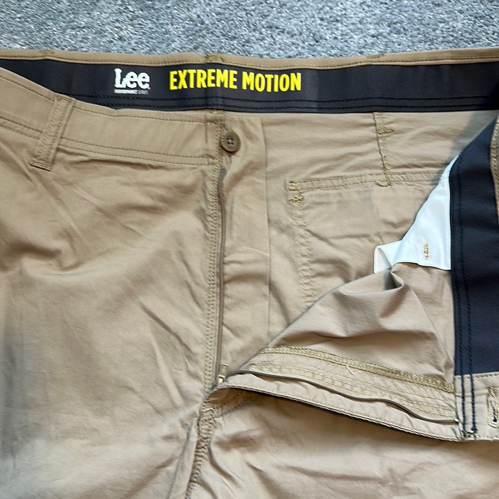 Men’s Lee Extreme Motion khaki Cargo shirt with pockets
